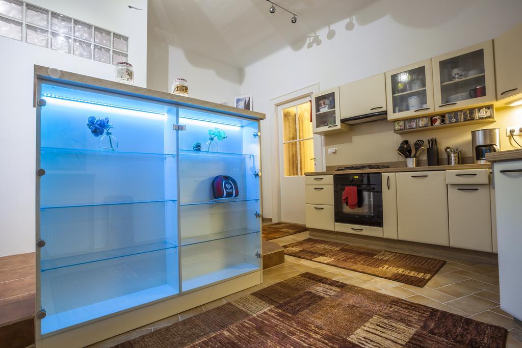 Luxury Air-Conditioned Rooms In Old Town Bratislava Exterior foto