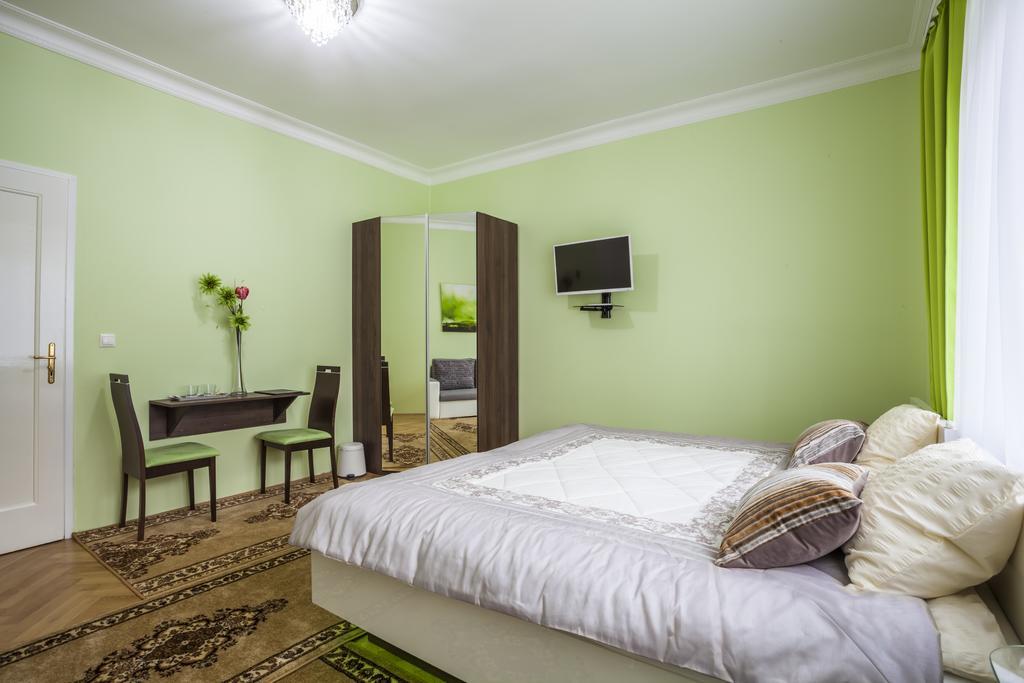 Luxury Air-Conditioned Rooms In Old Town Bratislava Exterior foto