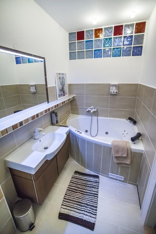 Luxury Air-Conditioned Rooms In Old Town Bratislava Exterior foto